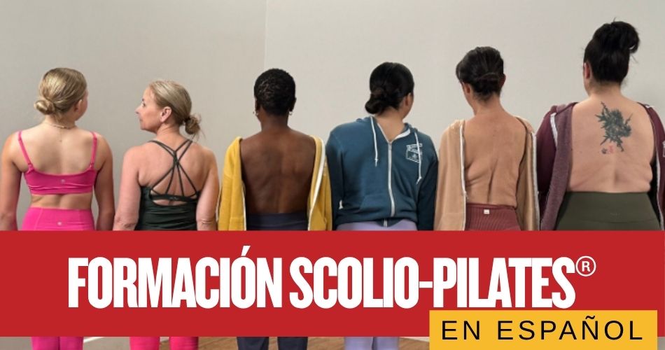 Grupo de seis personas de espaldas mostrando distintos patrones de escoliosis, con el texto "Formación Scolio-Pilates® en Español" en un banner rojo