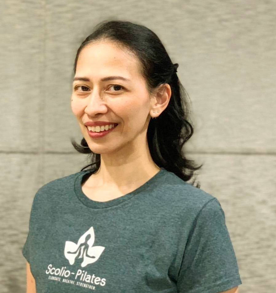 Ferta Aromanty, Authorized Scolio-Pilates practitioner in Jakarta Selatan, Indonesia, smiling in a Scolio-Pilates shirt