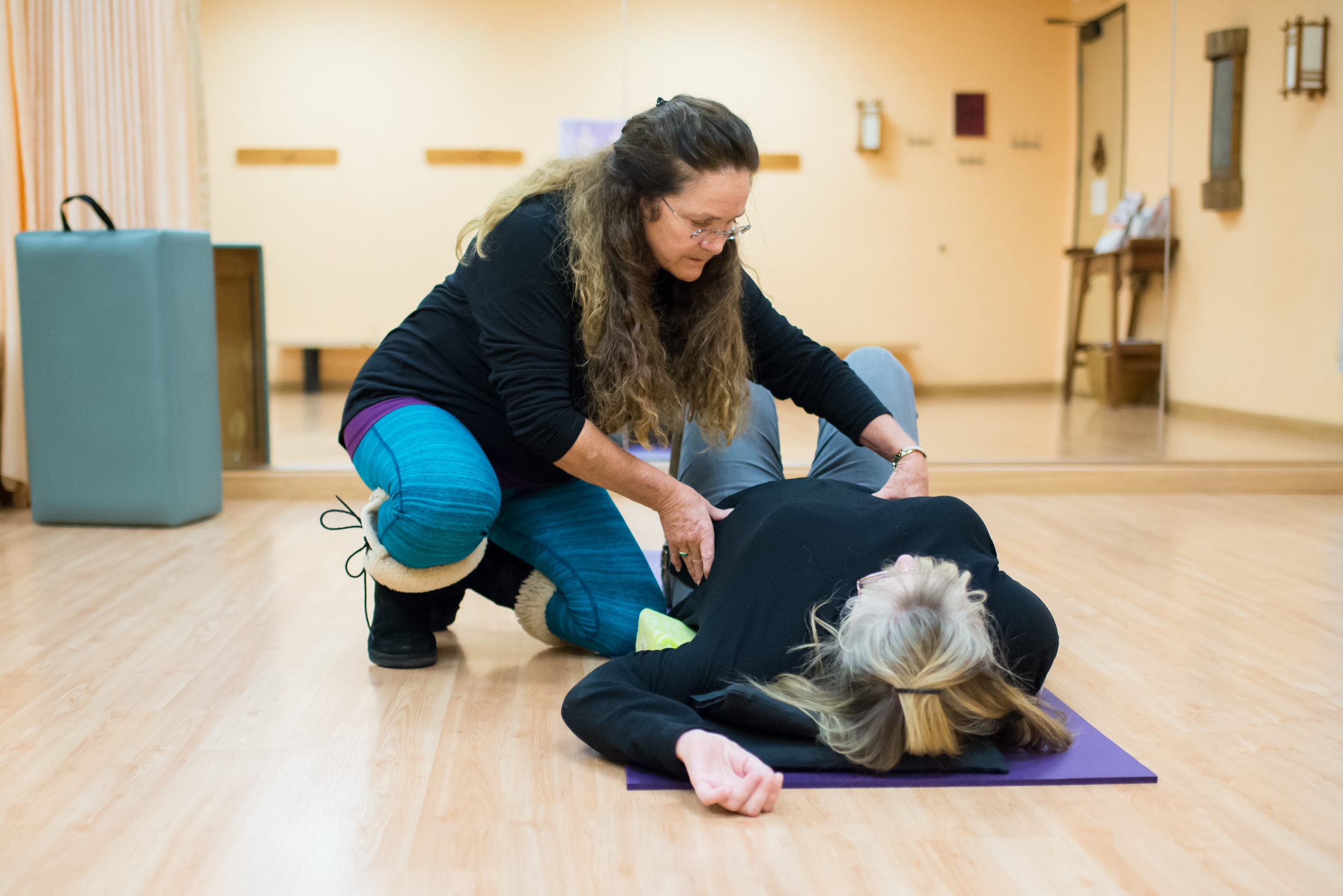 Kelley Lear, Scolio-Pilates practitioner in Grass Valley, California, guiding a client through a mat exercise
