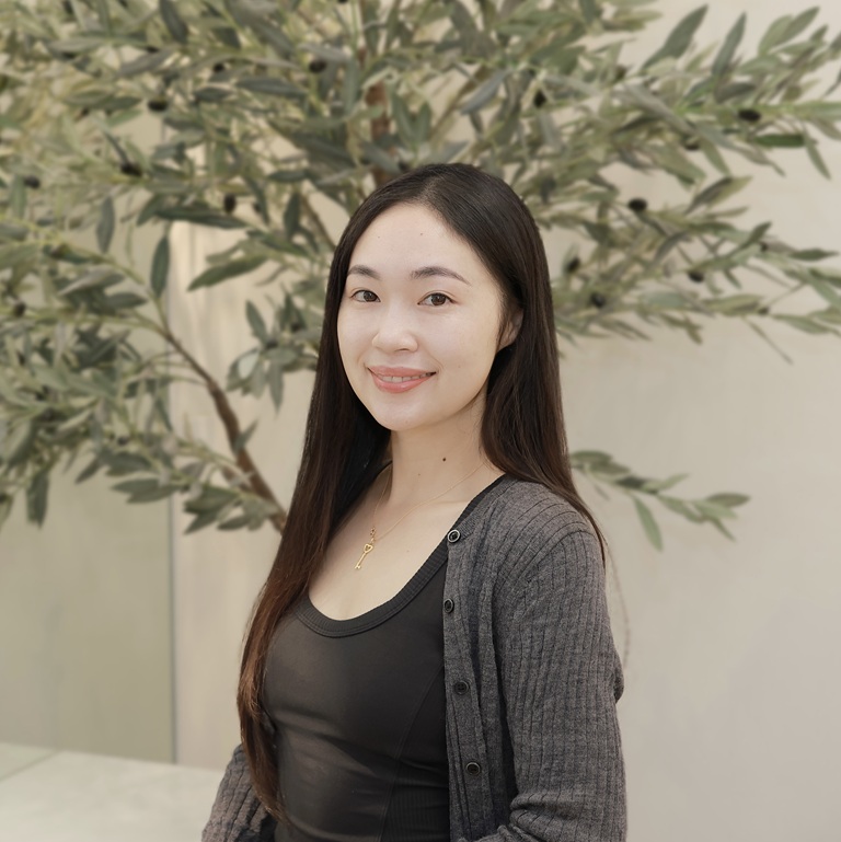 Mikki Ngo, Authorized Scolio-Pilates practitioner in Melbourne, Australia and Hanoi, Vietnam, smiling in a professional portrait