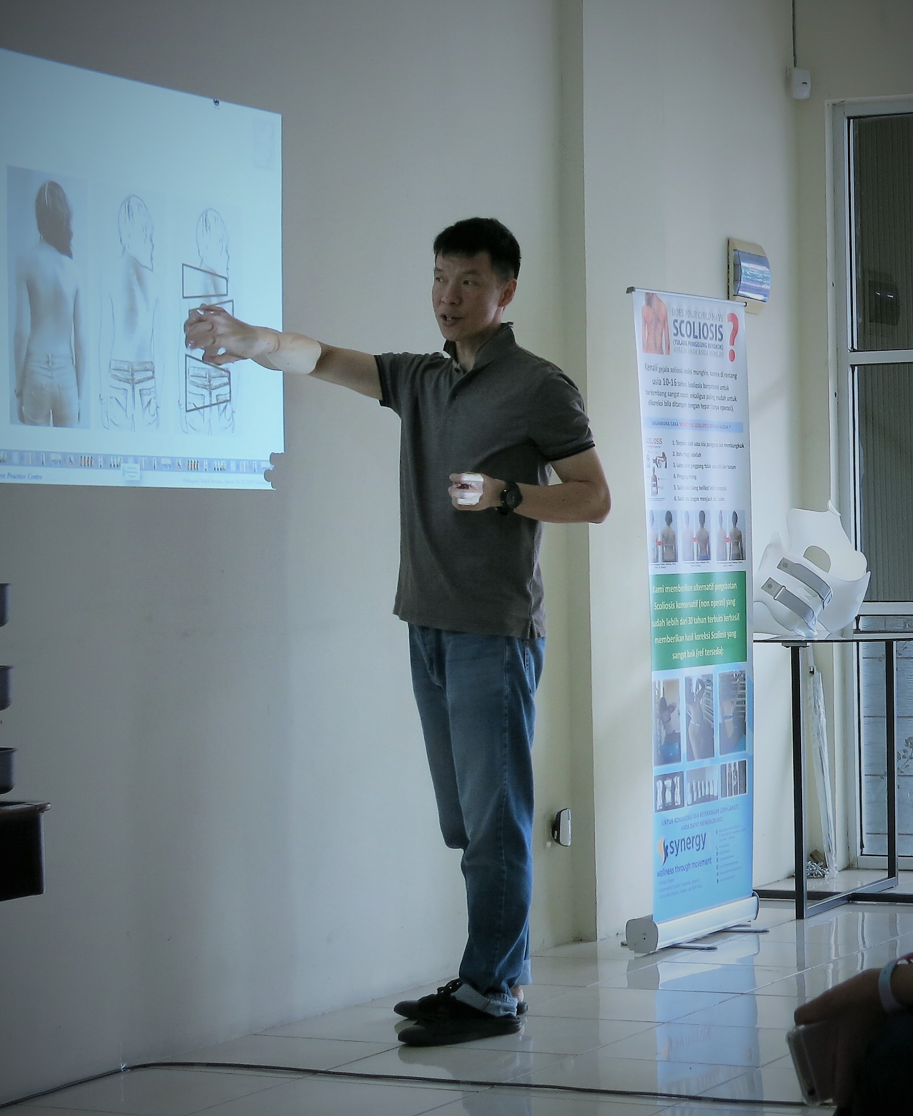 Tirta Hidajat, Scolio-Pilates educator and practitioner in Bandung, Indonesia, teaching a spine and posture workshop
